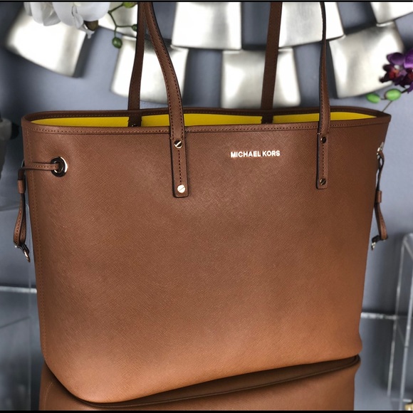 Michael Kors Reversible Large Tote & Wristlet - Picture 3 of 8